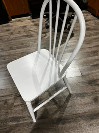 Chaise de bois blanche