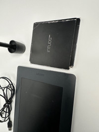 Wacom Intuos Pro Digital Graphic Drawing Tablet for Mac or PC