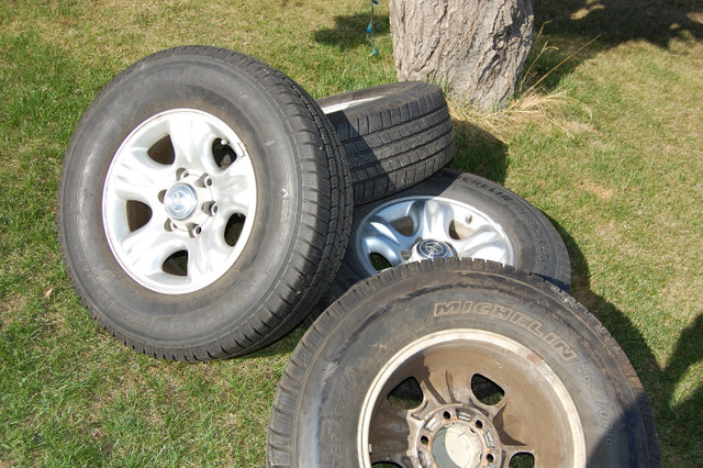 Factory Toyota rims and tires 265 75 16 in Tires & Rims in Kamloops - Image 3