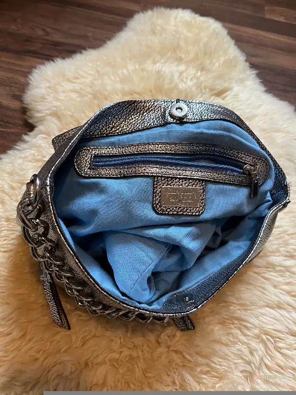 Silver leather chain shoulder bag in Women's - Bags & Wallets in Barrie - Image 4