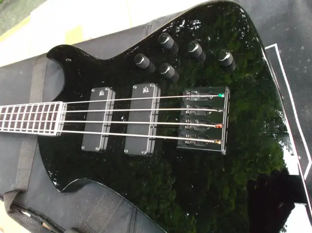 Peavey Void IV bass guitar in Guitars in Sherbrooke - Image 4