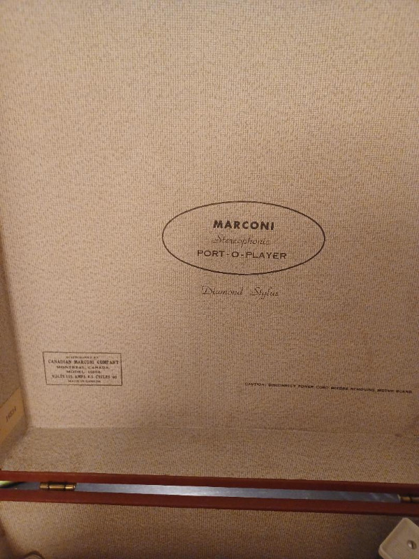 For sale Vintage Marconi high fidelity portable phonograph in Arts & Collectibles in Oakville / Halton Region - Image 2