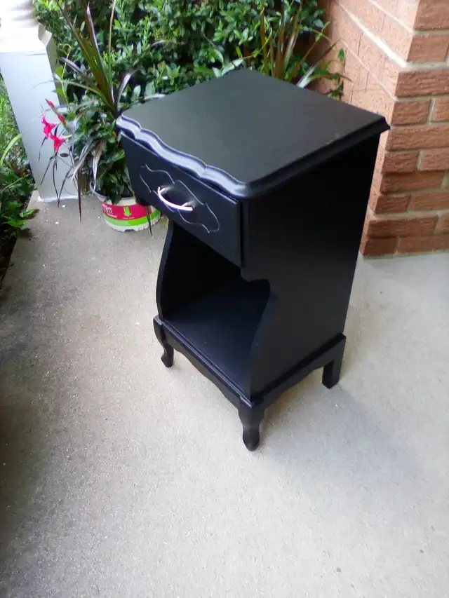 Side/ Phone table in Other Tables in Sarnia - Image 4