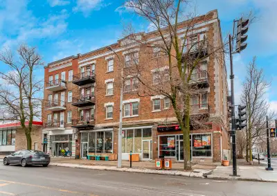 Logement urbain pratique au cœur d'Outremont. Édifice classique avec commerces au rez-de-chaussée (d...