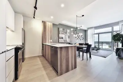 FRANÇAIS AU BAS Luxury condo, steps from the REM, DIX30 and autoroutes 10 and 30. It is situated on...