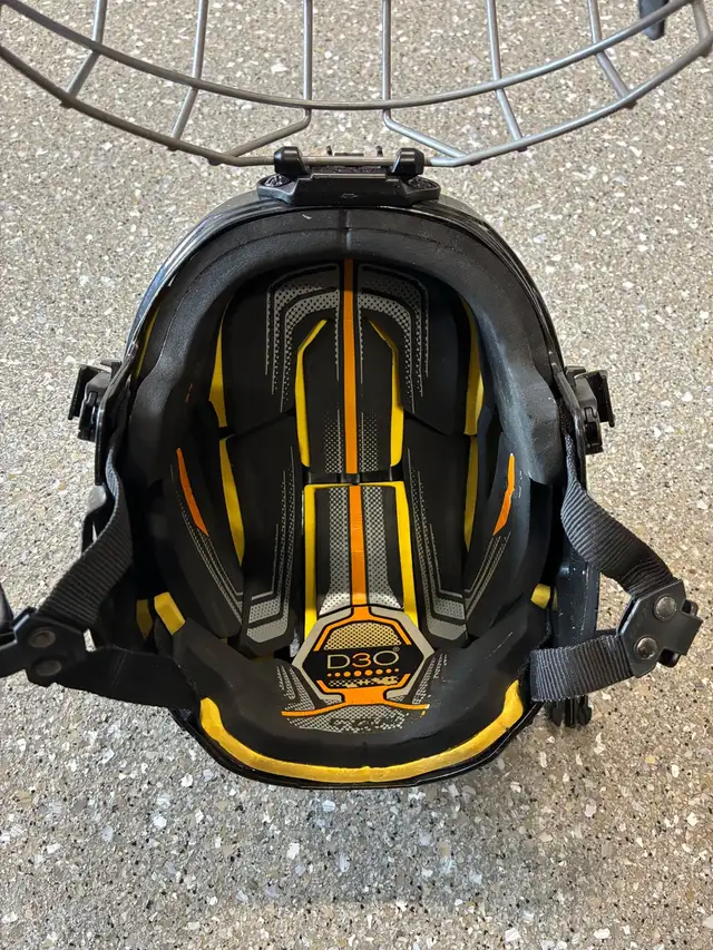 CCM hockey helmet in Hockey in Kitchener / Waterloo - Image 4