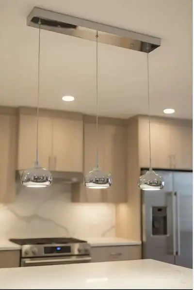 NEW DECORISTRA LERAINE 3-LIGHT PENDANT LIGHT, View more