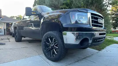 09 gmc sierra 4x4 5.3 New tires New front upper control arms New water pump All fluids done at 291km...