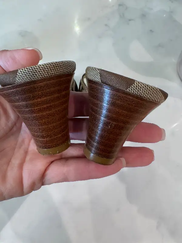 Women’s sandal in Women's - Shoes in City of Toronto - Image 9