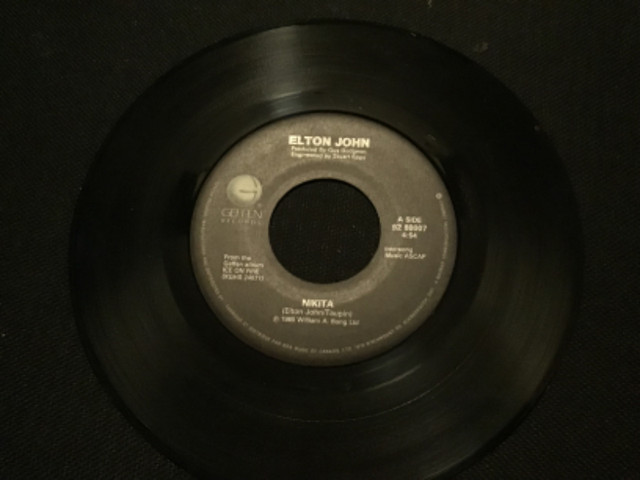 45 tours / 45 RPM single Elton John “Nikita” (c)1985 dans Chaînes stéréo  à Lévis - Image 2