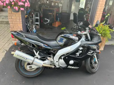 Get ready to ride with this 1999 Yamaha YZF600R, a reliable sportbike featuring a 600cc engine and a...