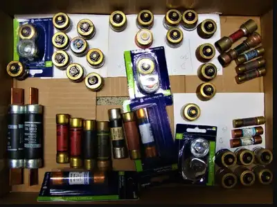 Lot de fusibles boutons et fusibles à cartouche, View more