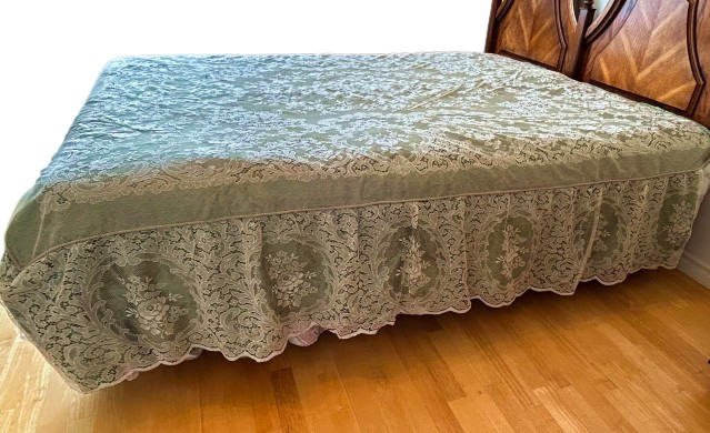 Vintage Italian Green Satin & Lace Bedspread in Bedding in Burnaby/New Westminster - Image 2