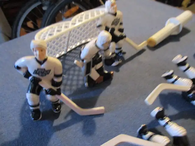 LOT OF 10 PLASTIC HOCKEY PLAYER FIGURES-2 NETS+ NHL-K.S.T.-1989 in Arts & Collectibles in Laval / North Shore - Image 3