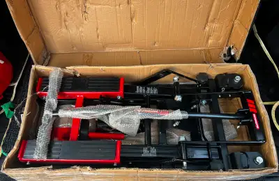Brand new Motomaster motorcycle and ATV lift / Jack. I opened the box today for photos.