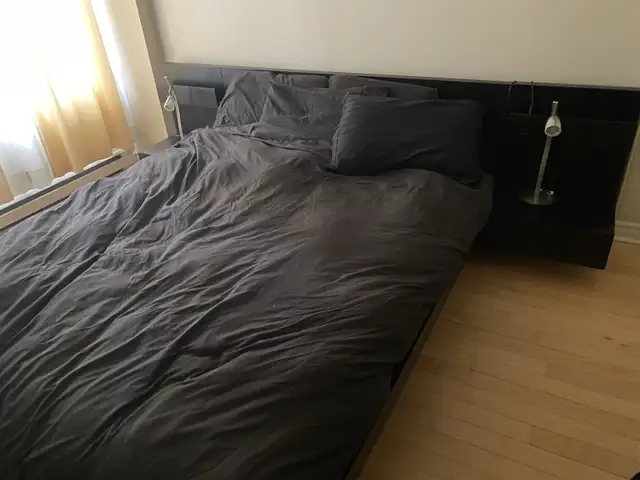 Queen bed frame and night tables/ base de lit Queen et tables d in Beds & Mattresses in City of Montréal - Image 2