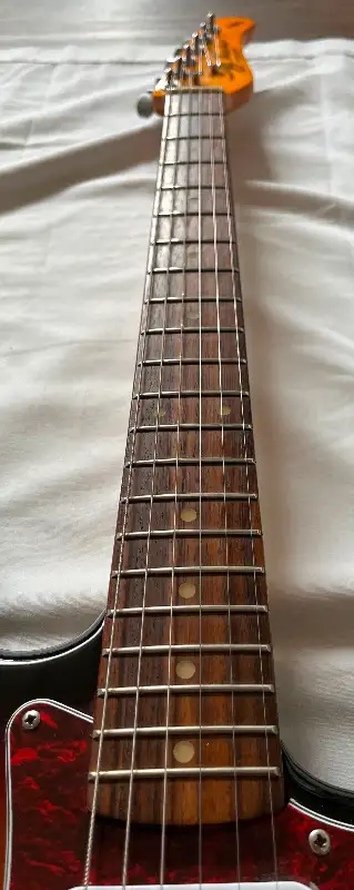 JAY TURSER VINTAGE SUNBURST ELECTRIC GUITAR WITH CASE in Guitars in Vernon - Image 7