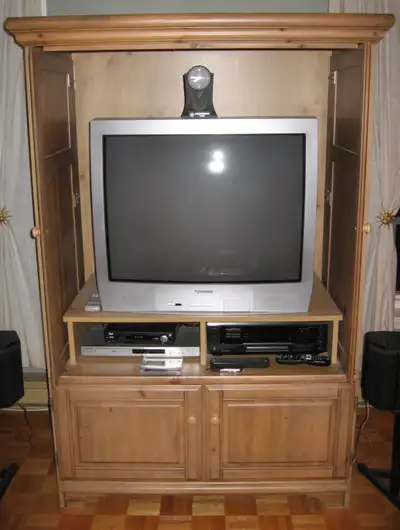 Meuble télé avec portes coulissantes, 2 tablettes extérieures et 4 tablettes intérieures avec portes...