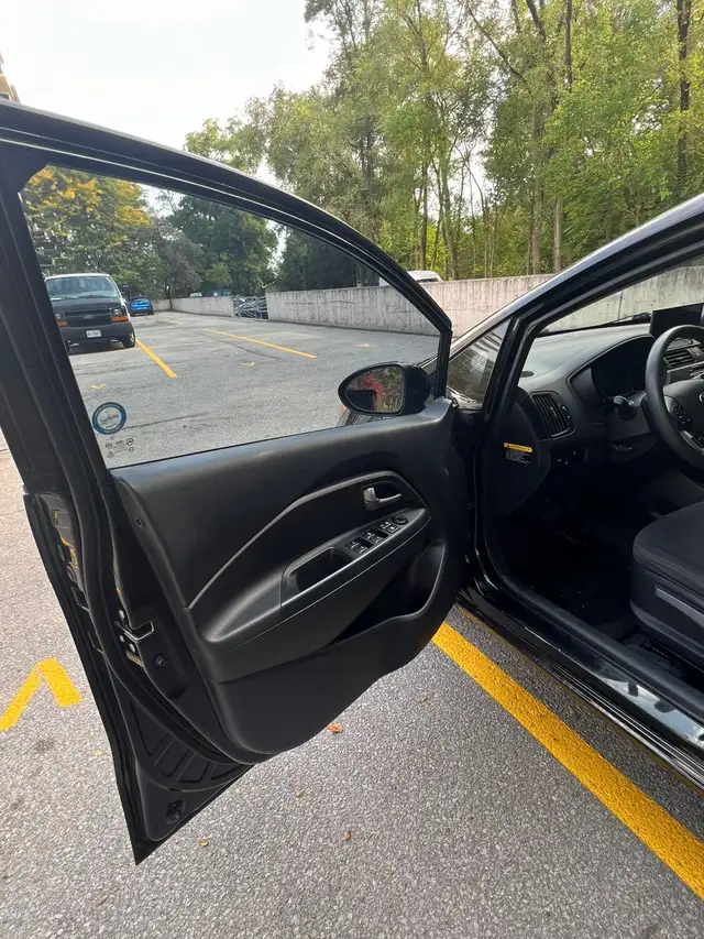 Kia rio 2014 LX sedan in Cars & Trucks in Oakville / Halton Region - Image 5