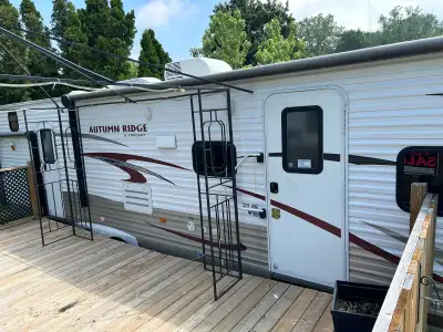 29 foot Autumn Ridge travel trailer 2 slide outs 2 doors Outdoor kitchen Sleeps 10 With deck 10x20 I...