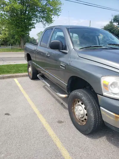 Selling my dodge ram 2500 4x4 hemi 187000 kms runs and drives front u joint is squeaky needs to be g...