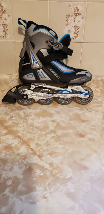 Vend patins a roues allignees ( Rollerblades ) ., View more