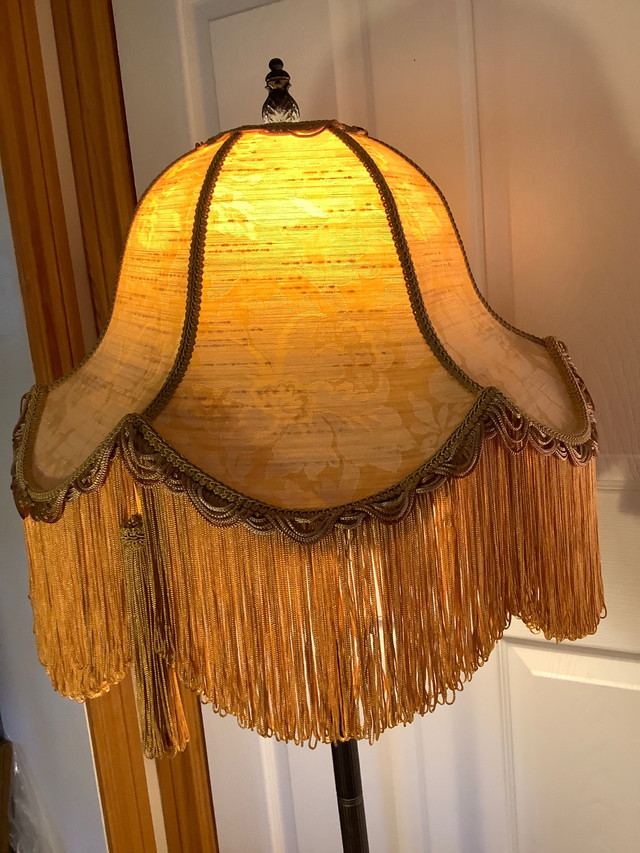 Vtg  Bronzed Metal Tri-Light Floor Lamp Antique Tassel Shade  in Indoor Lighting & Fans in Belleville - Image 3