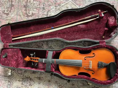 3/4 Schoenbach violin. Makes for a great Christmas gift! Newly placed tape for help with finger posi...