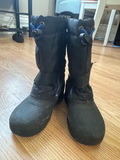 Kids snow boots, size 11, good used condition, could use a wipe down. $10. Pickup near Chelsea Green...