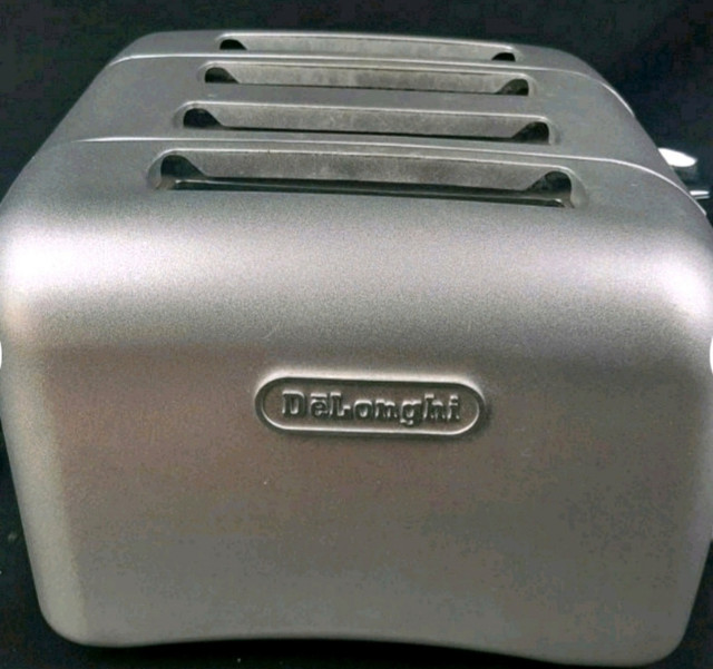 Delonghi 4 slot Brushed Stainless steel toaster in Toasters & Toaster Ovens in St. Catharines