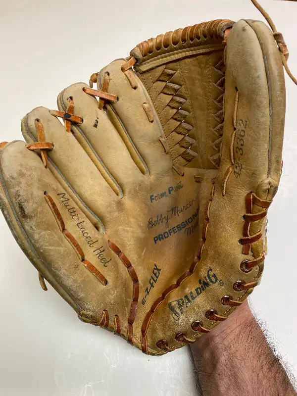 VINTAGE BOBBY MURCER YANKEES SPALDING LHT BASEBALL GLOVE 42-336 in Hobbies & Crafts in Oakville / Halton Region - Image 5