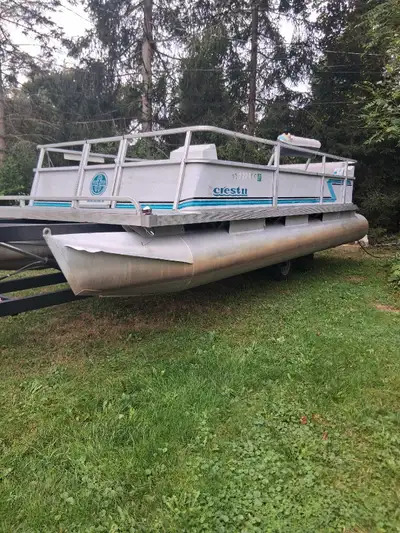 Mid's 90's Crest Pontoon boat with 2006 25hp Mercury 4 stroke EFI outboard that runs great. Working...