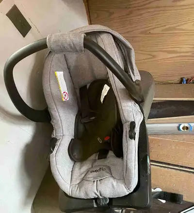 This Evenflo car seat is ready to keep your little one safe and secure on all your journeys! This se...