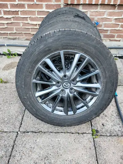 Je vends un ensemble de quatre pneus 4 saisons. Les spécifications détaillées sont les suivantes : *...