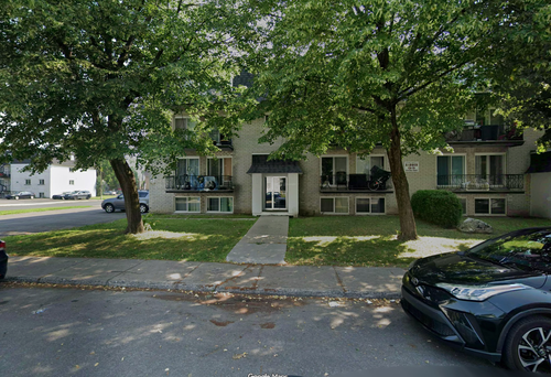 Tres beau 5 ½ renove, plancher flottant,salle de bain refaite, entree laveuse et secheuseDisponible...