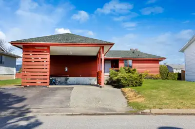 Fully furnished executive 3 bed (plus den) and 3 bath home located on a preferred street close to sc...