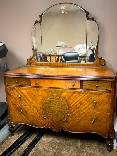 Antique dresser in walnut and mirror, View more
