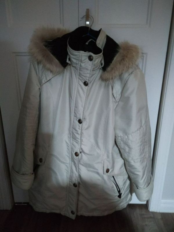 manteau d'hiver pour femme blanc perle , grandeur 12 ans en trè dans Femmes - Hauts et vêtements d'extérieur  à Saguenay