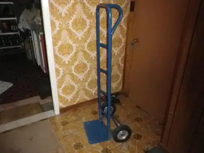 Chariot a 2 roues robuste, roues 8 po de diametre en rubber solide 52 po de haut peu utilisé