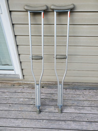 Adjustable medical crutches