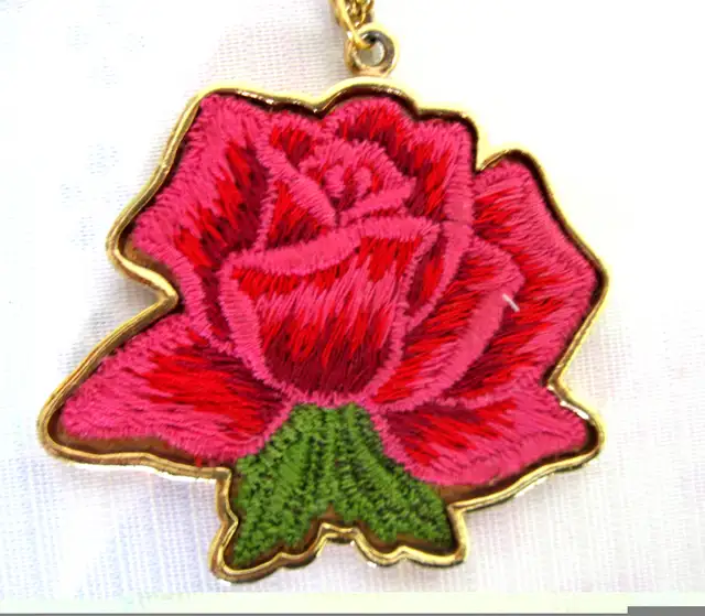 COLLIER VINTAGE EMBROIDERY ROSE PENDANT NECKLACE Signed B.J. in Arts & Collectibles in West Island - Image 3