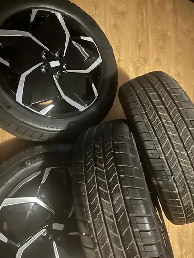 Size: 19x7.5J Tire size: 235/55/R19 Offset: 49.5 Centre bore: 67.1mm Off of a 2024 Hyundai Ioniq 5 a...