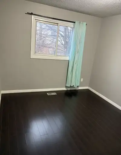 Main Floor room available immediately for 1 matured male @ Huron