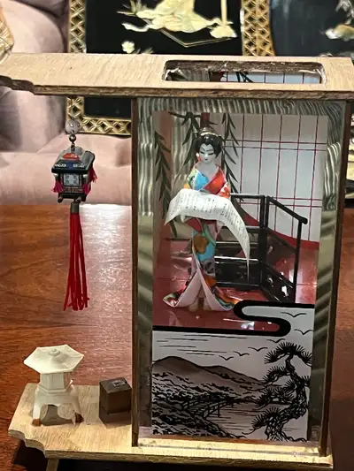 Chinese Behind Glass 20C Very fine Lady in House Very nicely, View more