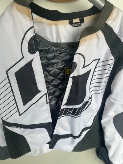 Selling my ICON Overlord motorcycle jacket, size M. It's a textile riding jacket designed for protec...