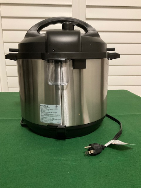 Instant Pot 7-in-1 Multi-Use Programmable Pressure Cooker in Microwaves & Cookers in Leamington - Image 2