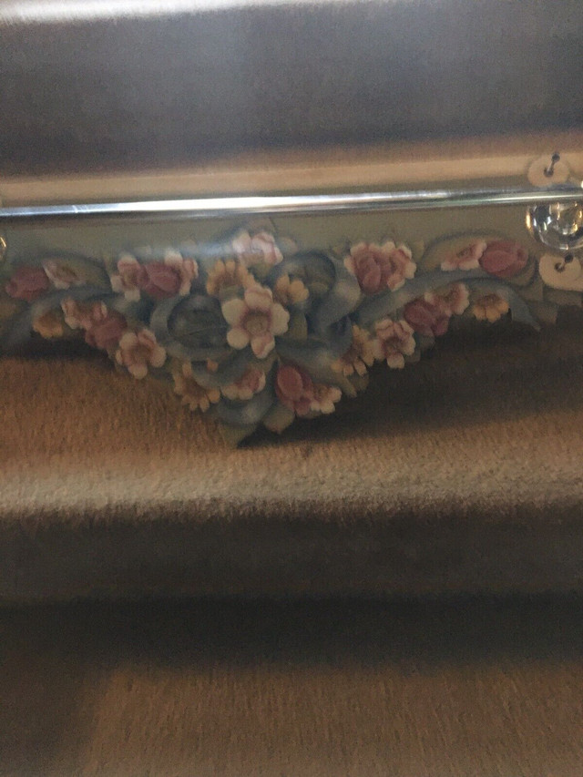 Floral towel rack in Arts & Collectibles in Ottawa - Image 2