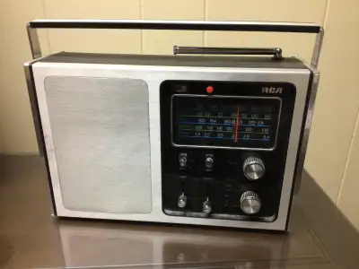 Ancienne radio RCA, View more