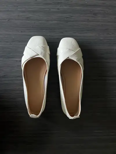 New women’s off white leather shoes - 7.5, View more