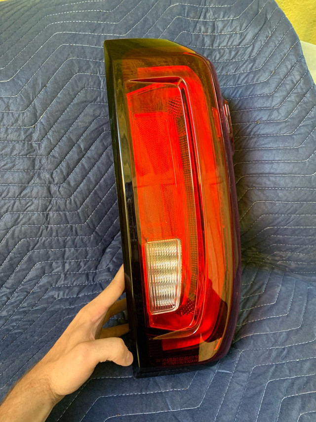 GMC Sierra Tail Light (rh)  in Cars & Trucks in Mississauga / Peel Region - Image 2